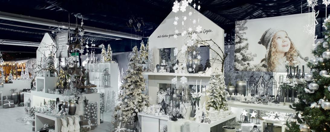 Das Foto zeigt die Ausstellung auf dem Indoor-Weihnachtsmarkt 