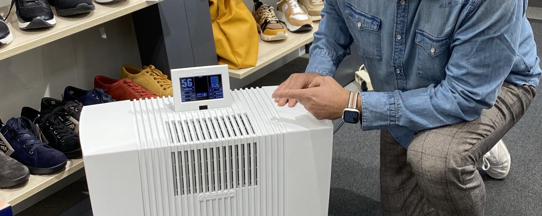 Das Bild zeigt den neuen Luftwäscher des Schuhhauses