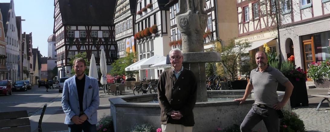 v. l. n.r. Herr 1. Bürgermeister Thomas Heydecker, Herr Hans Raidel, MdB a.D. und ehemaliger Bürgermeister der Stadt Oettingen i.Bay., Herr 2. Bürgermeister Markus Eisenbarth und Inhaber Firma eb Naturstein GmbH Eisenbarth