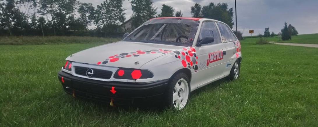 Autocross-Fahrzeug auf Wiese