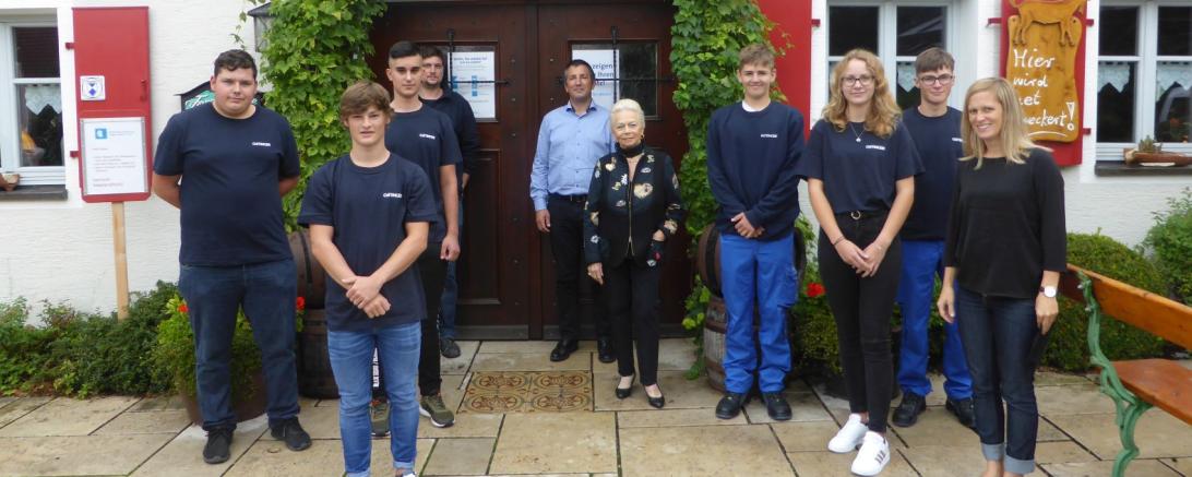 Auf gute Zusammenarbeit (von links): Alexander Rudel (Ausbildung zum Berufskraftfahrer), Quentin Rudewig (Ausbildung zur Fachkraft für Lagerlogistik), Denis Andreica (Ausbildung zum Berufskraftfahrer), Johannes Lutz (Ausbilder), Thomas Wiedemann (Ausbilder), Ingrid Kollmar (Gesellschafterin), Nico Bachschuster-Engelhardt (Ausbildung zum Brauer und Mälzer), Angelina Bucher (Ausbildung zur Industriekauffrau), Aaron Schröppel (Ausbildung zum Brauer und Mälzer), Barbara Lechner (Ausbilderin)