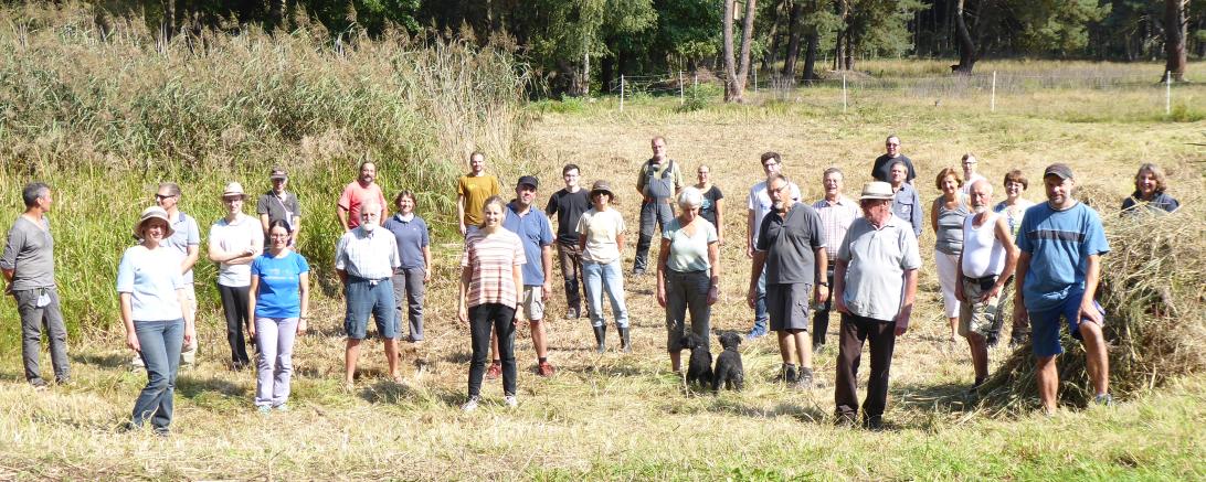 Das Bild zeigt die Helfer nach der gemeinsamen Brotzeit im gebührendem Corona-Abstand.