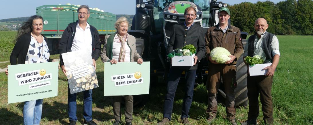 Der Bayerische Bauernverband wirbt dieses Jahr verstärkt für #EssenAusBayern. Auf dem Bild zu sehen (von links). Monika Franke, Michael Stiller (BBV), Kreisbäuerin Ruth Meißler, Kreisobmann Karlheinz Götz, Landwirt Florian Wiebel und Erhard Schiele (ESG Kräuter).  