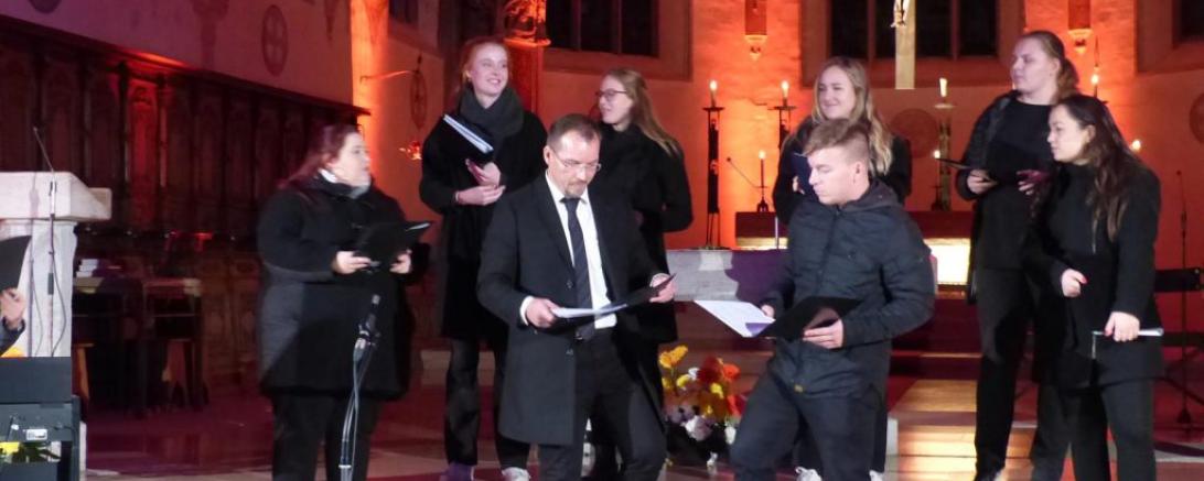 Das Bild zeigt die Musical Company Kaisheim e.V. bei der Donauwörther Lichternacht