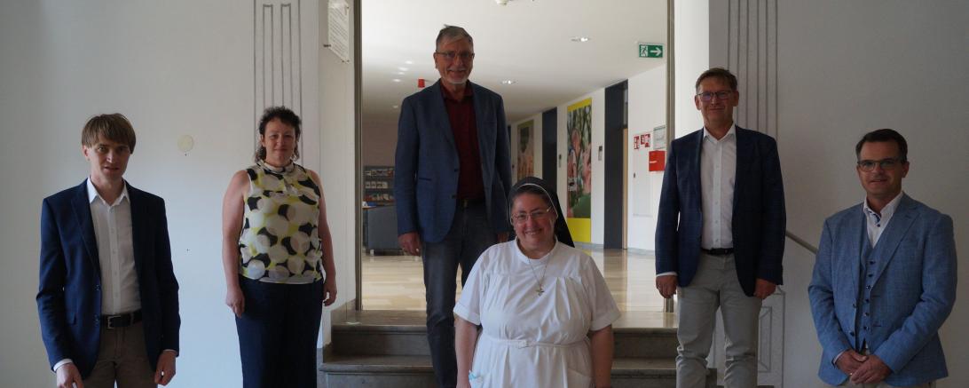 Auf dem Bild v.l.n.r.: Johannes Müller und Christina Hartmann von aktion hoffnung, Schulleiter Peter Müller und Schwester Teresa, sowie Herr Landrat Rößle und Oberbürgermeister Sorré