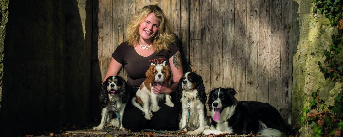 Das Bild zeigt Therapiehundeführerin Manuela Aust 