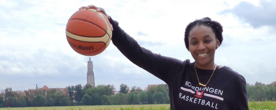 Der letzte Neuzugang der XCYDE Angels, posierend vor dem Wahrzeichen ihrer neuen Heimatstadt. Sie soll ihren Gegnern mit ihrer Spielweise Respekt einflößen und die Herzen der Fans hüpfen lassen, getreu ihrem Namen: Respect Leapheart.