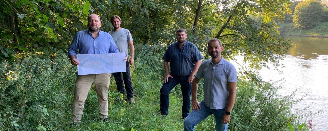 Das Bild zeigt von links:  Projektleiter und Mitarbeiter der Baufirma Scharpf, Andreas Hurler (LEW) und Sebastian Blaß (Aueninstitut) bei der Begehung an der Wildnis