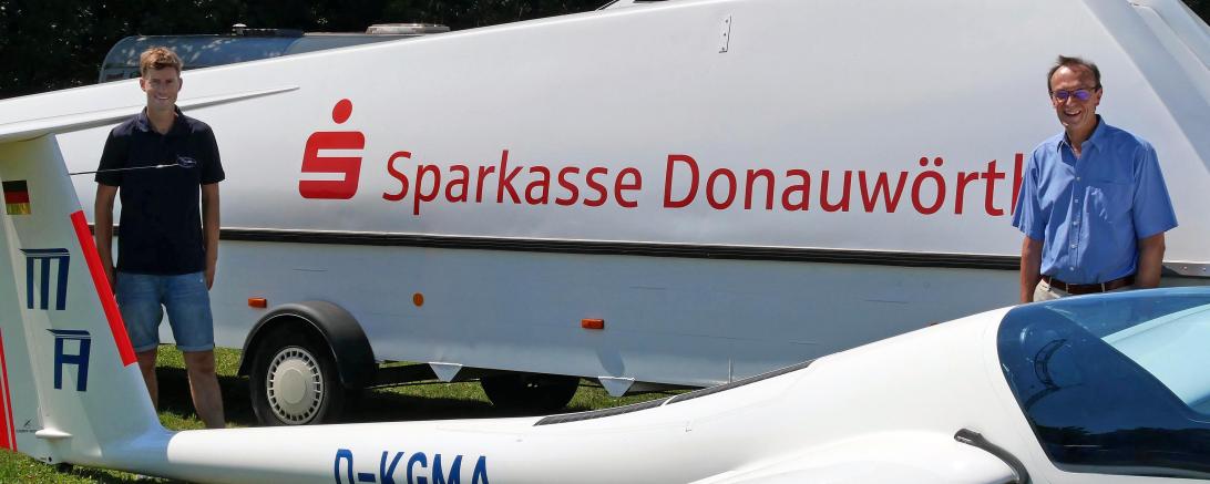 Das Bild zeigt den neuen Flugzeuganhänger mit der Beklebung der Sparkasse Donauwörth