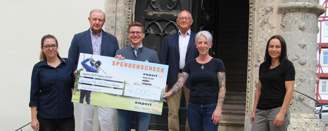Auf dem Bild zu sehen: Franziska Müller, expert Müller, Nördlingens OB David Wittner, Egon Maier, Präsident Golf-Club Hochstatt, Hans Müller, expert Müller, Manuela Kraußen und Katrin Schwindig, Leiterinnen Tierheim.