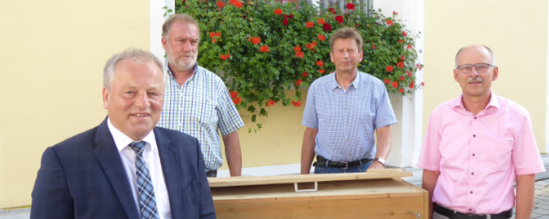 Bei der Projektvorstellung v.l.n.r: Wolfgang Winter Vorstandsmitglied der Bürgerstiftung, Walter Gerstmeyer, Projekt-Ansprechpartner Schleiereulen, Michael Langenbucher Geschäftsführer der Bürgerstifung, Johannes Ruf , Vorsitzender Rieser Naturschutzverein