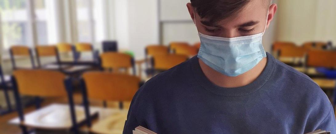 Schüler mit Maske im Klassenzimmer 
