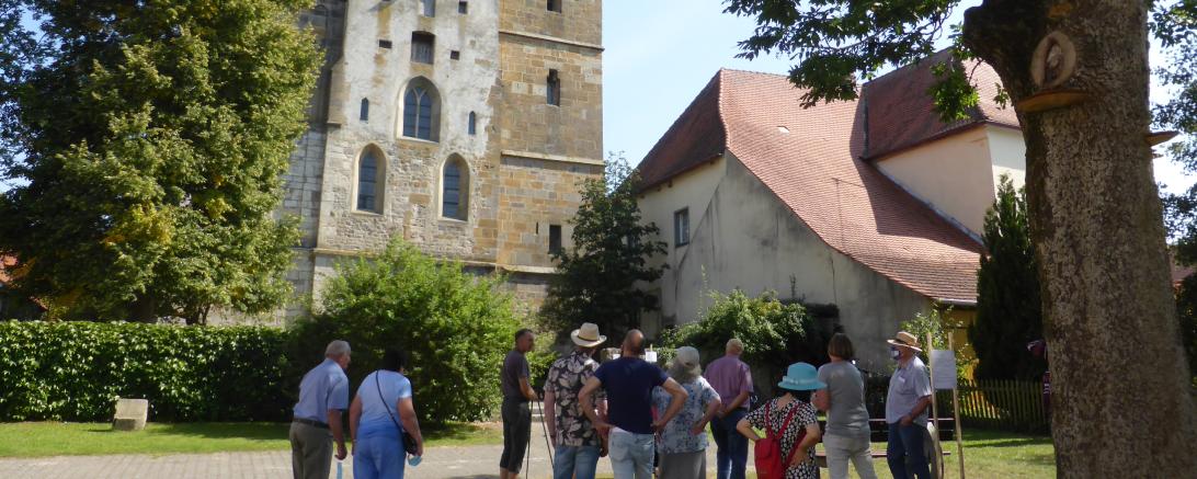 Das Bild zeigt eine Führung durch das Kloster in Auhausen