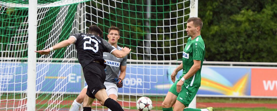 Julian Brandt (Nr. 23) vom TSV Rain mit einer guten Kopfballchance. 