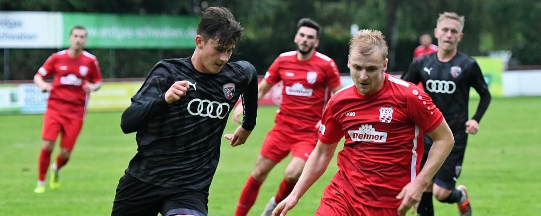 Zwei Fußballer im Laufduell