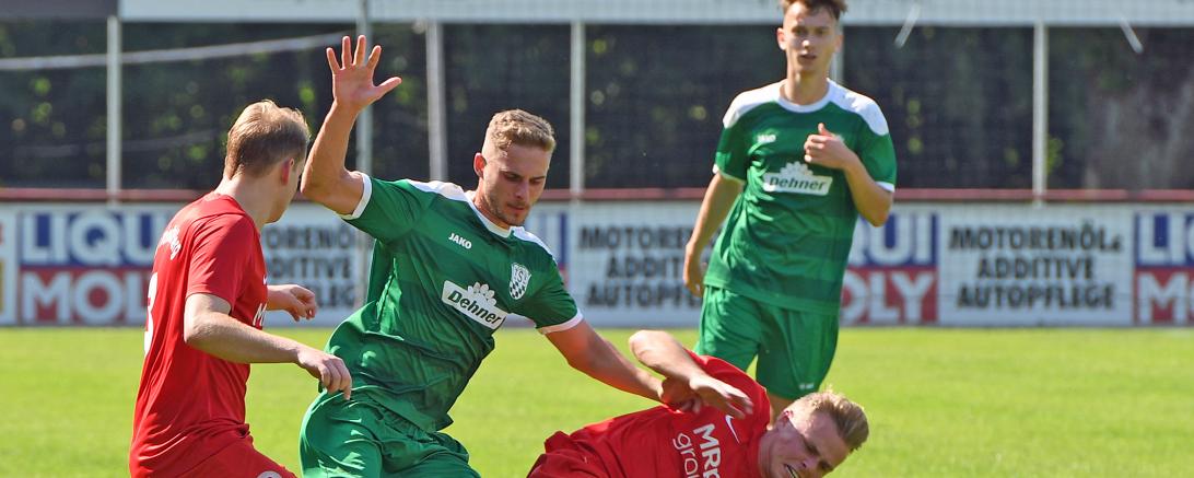 Das Bild zeigt Muris Avdic im Zweikampf