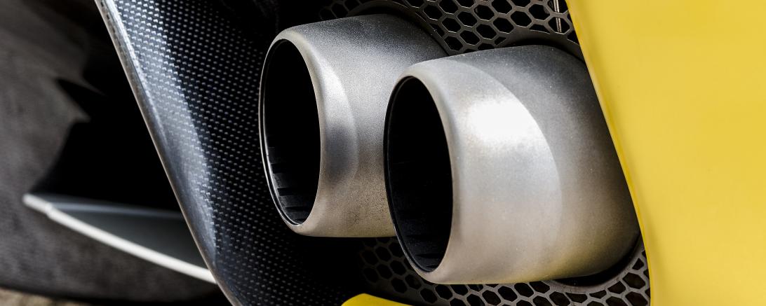 Doppelendrohr eines gelben Autos