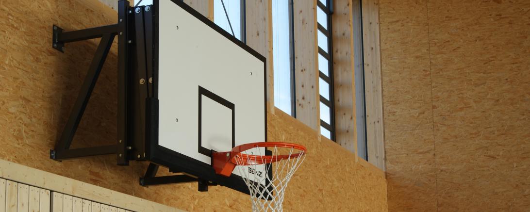 Basketballkorb in einer Turnhalle