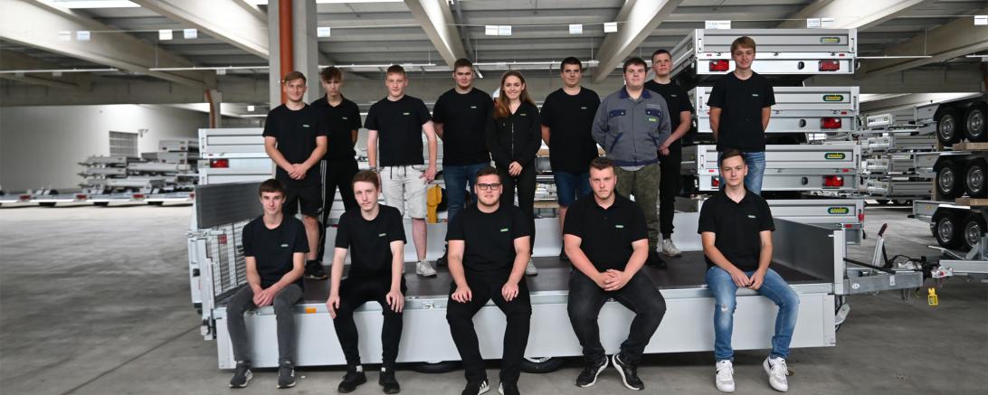 Das Bild zeigt die neuen Azubis der Firma