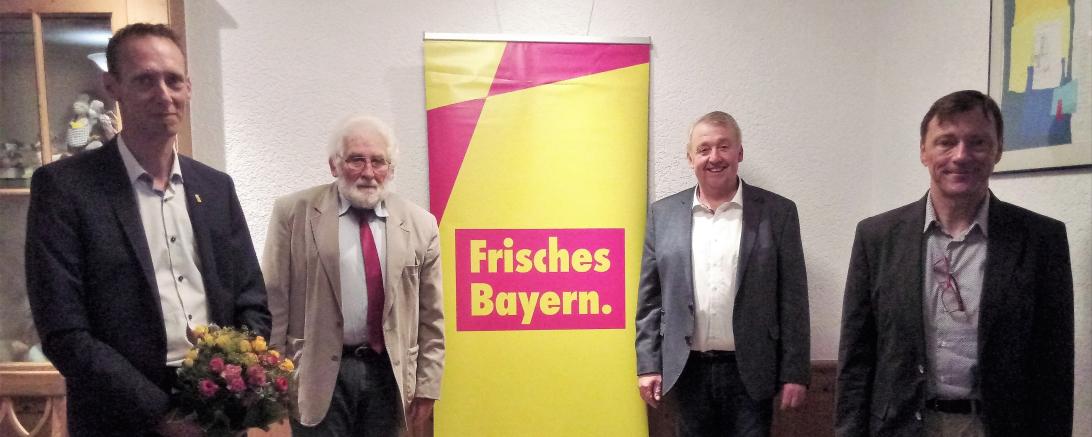 Das Bild zeigt von links nach rechts Marcus Schürdt Kreisschatzmeister und Spitzenkandidat, Walter Lohner (Gundelfingen), Alois Jäger Bezirksrat Schwaben, Dr. med Mark Tanner Vorstand KV Donau-Ries.  