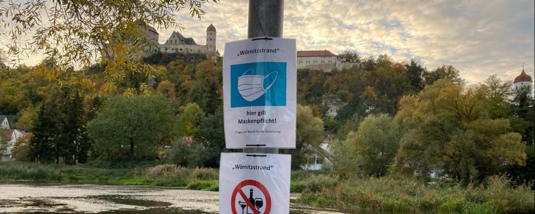 Beschilderung für Maskenpflicht am Harburger Wörnitzstrand. 