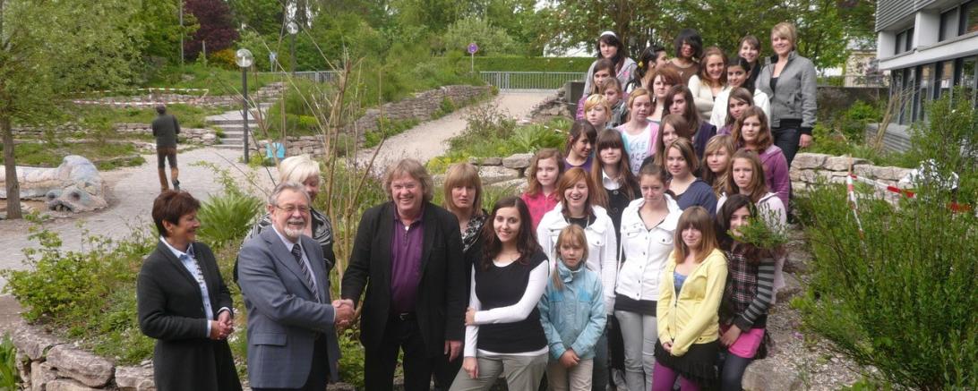 Das Bild zeigt die Juventas-Stiftung von Johann Streitberger mit der Mittelschule und Grundschule Asbach-Bäumenheim