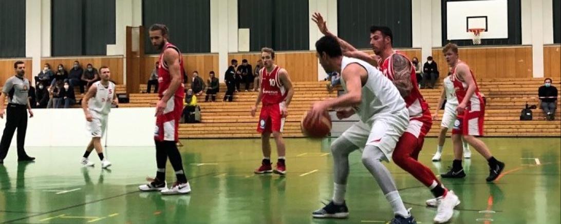 Schwerstarbeit in der Verteidigung für Center Robin Seeberger und Team beim 73:92-Sieg gegen Dachau. (Von links: Filip Kamenov, Philipp Steinmeyer, Robin Seeberger, Bene Schwarzenberger)