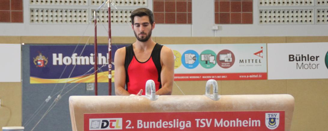 Das Bild zeigt Flotzheimer Kevin Reile am Pferd