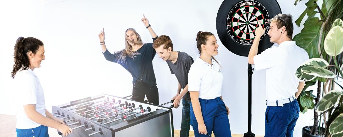 Die Auszubildenden des zweiten Lehrjahres beantworten in gewohnter Weise die Fragen der Schülerinnen und Schüler.