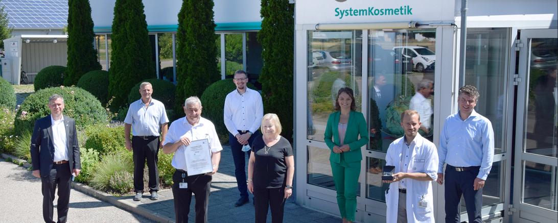 Von links: Herr Dr. Markus Born Geschäftsführer des VCI-Landesverbandes Bayern, Herr Dietmar Schmid Geschäftsführer (SK), Herr Günther Schmid Geschäftsführer (SK), Herr Jürgen Raab 1. Bürgermeister der Gemeinde Münster, Frau Stella Schmid Geschäftsführerin (SK), Frau Dr. Mirja Wehner (VCI), Herr Sebastian Stein (SK-QM/UM/HS/R&D), Herr Stefan Bawidamann Executive Finance Manager (SK)