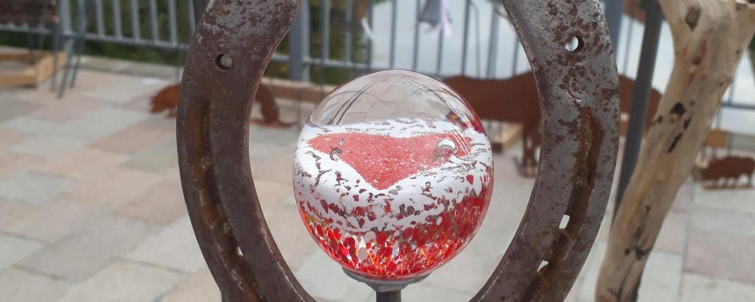 Ausstellungsstücke des Kunsthandwerkermarkts in Donauwörth.