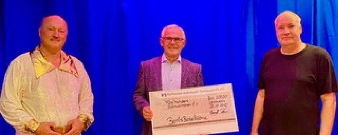 (von links nah rechts): Jürgen Lechner, Walter Ernst (Aktion Glühwürmchen e.V.), Bernd Zoels