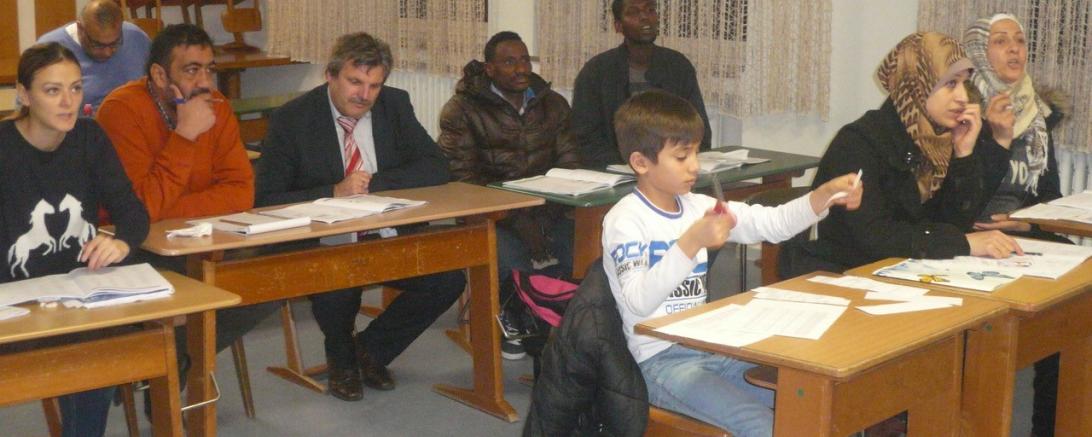 Das Bild zeigt ein Deutschkurs für Flüchtlinge.