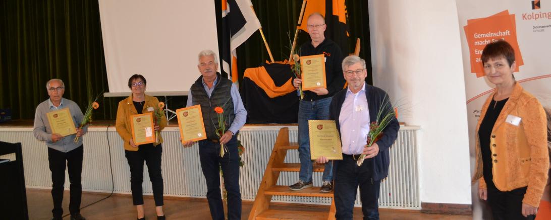 Das Bild zeigt Norbert Heller, Rita Böhm, Hubert Blank, Hans Hasmüller und Bernhard Bräunlein (von links) freuten sich über die Auszeichnungen aus der Hand von Kolping-Diözesanvorsitzender Eva Ehard (links).