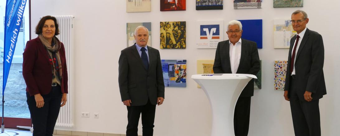 Bei der Unterzeichnung der Stiftungsurkunde entstand unser Foto (von links): Karin Bergdolt (Bürgermeisterin Mönchsdeggingen), Stiftungsgründer Karl Wiedenmann, Walter Lang und Helmuth Wiedenmann (stellv. Vorsitzender und Vorsitzender des Stiftungsvorstandes der VR-Bürgerstiftung Ries) 