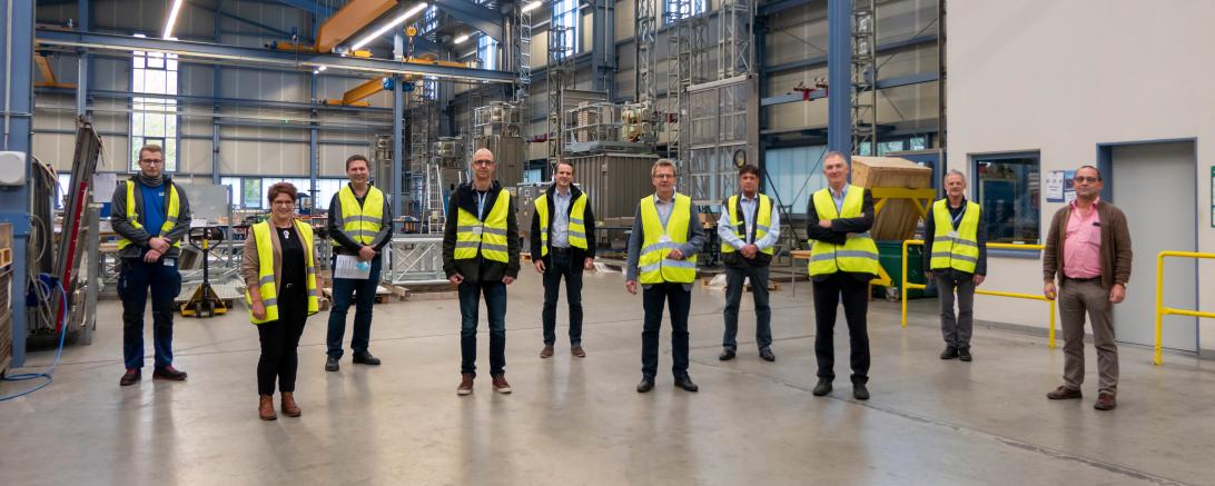 Ein Blick hinter die Kulissen: Die Vertreter des Lehrerkollegiums der Ludwig-Bölkow-Schule Donauwörth und die Ausbildungsverantwortlichen der Firma GEDA während des Betriebsrundgangs am Hauptsitz in Asbach-Bäumenheim