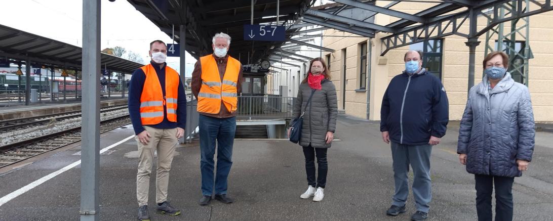 Auf dem Bild ist zu sehen v.l.n.r: Patrick Zeitlmann (Bayern Bahn GmbH), Andreas Braun (Bayern Bahn GmbH), Rita Ortler, Thomas Stowasser, Gabriele Fograscher alle SPD.