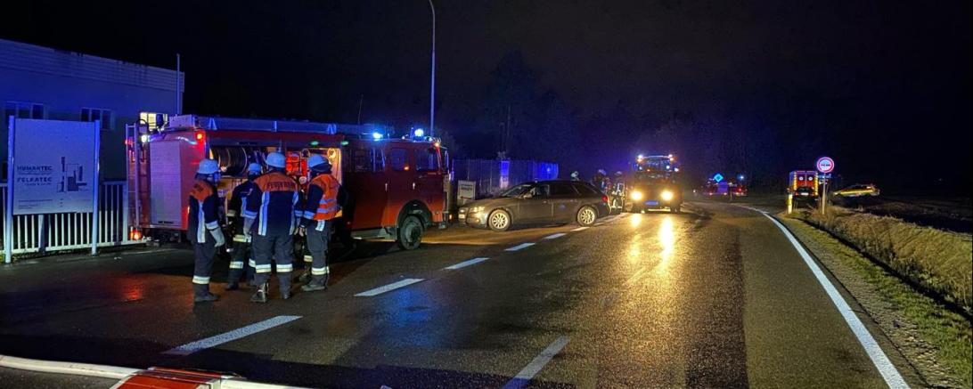 Einsatzkräfte auf gesperrter Straße