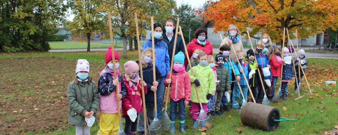 Die Kombiklasse der Grund- und Mittelschule Oettingen nach der Ansaat der Blumenwiese. Hintere Reihe von links nach rechts: Michaela Dinkelmeier (Landschaftspflegeverband Donau-Ries e.V.), Bürgermeister Thomas Heydecker, Schulleiterin Ursula Hertle, Lehrerin Marianne Ernst, Umweltpädagogin Gertrud Bittl-Dinger. Vordere Reihe: Die Schüler der Kombiklasse.