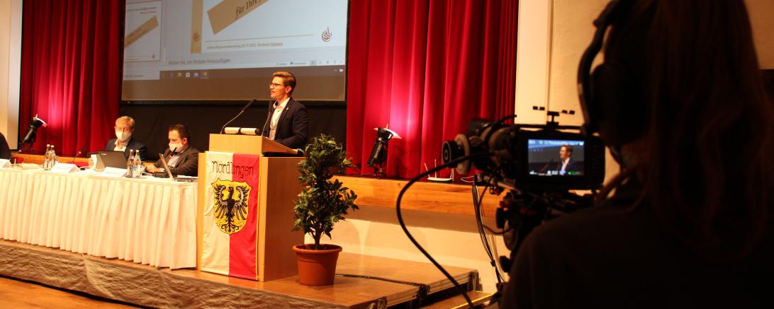 David Wittner bei Online-Bürgerversammlung vor Kamera