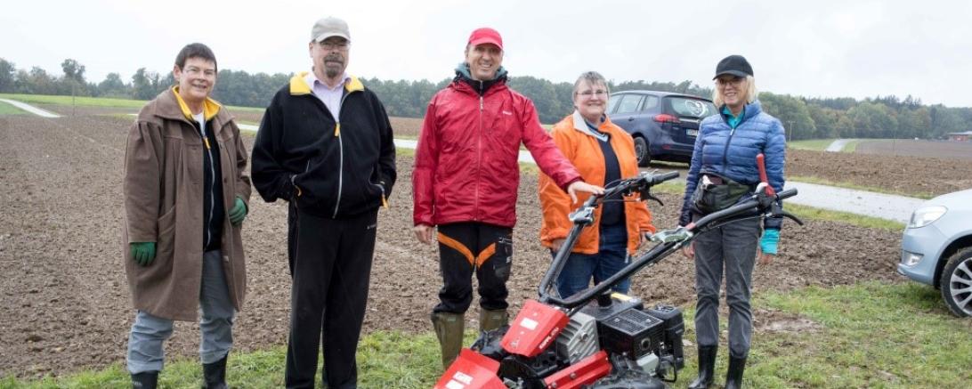 Erster Einsatz des neuen Balkenmähers auf einer Streuobstwiese bei Kölburg mit dem Vorsitzenden der BN-Ortsgruppe Monheim, Wolfgang Neff (Bildmitte), und 2.Bürgermeisterin Anita Ferber (rechts daneben) sowie weiteren freiwilligen Helfern der Ortsgruppe Monheim 