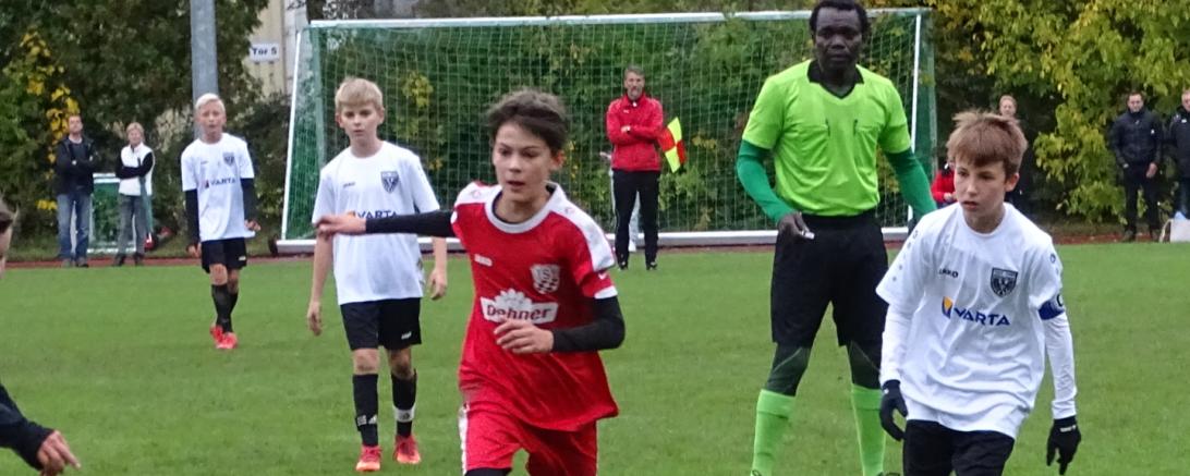 Das Bild zeigt einen Spieler des TSV 1896 Rain beim Angriff.