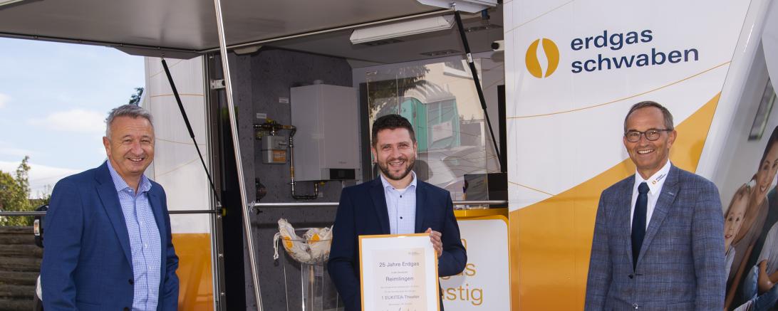 25 Jahre Gas in Reimlingen: Jürgen Leberle, erster Bürgermeister in Reimlingen (Mitte), Uwe Sommer, Prokurist schwaben netz (links) und Helmut Kaumeier, Leiter Kommunalkunden erdgas schwaben. Schwaben netz ist die 100prozentige Unternehmenstochter von erdgas schwaben.