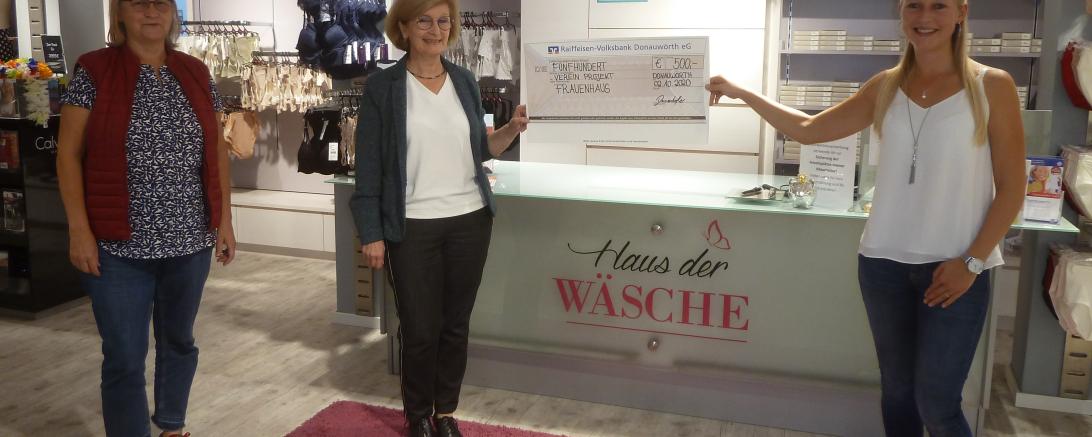 Das Bild zeigt von links nach rechts: Maja Pauer und Ursula Kneißl-Eder, Vorstand Verein Projekt Frauenhaus – Hilfe bei Gewalt an Frauen und Kindern e. V. und Susanne Deisenhofer, Inhaberin vom Haus der Wäsche