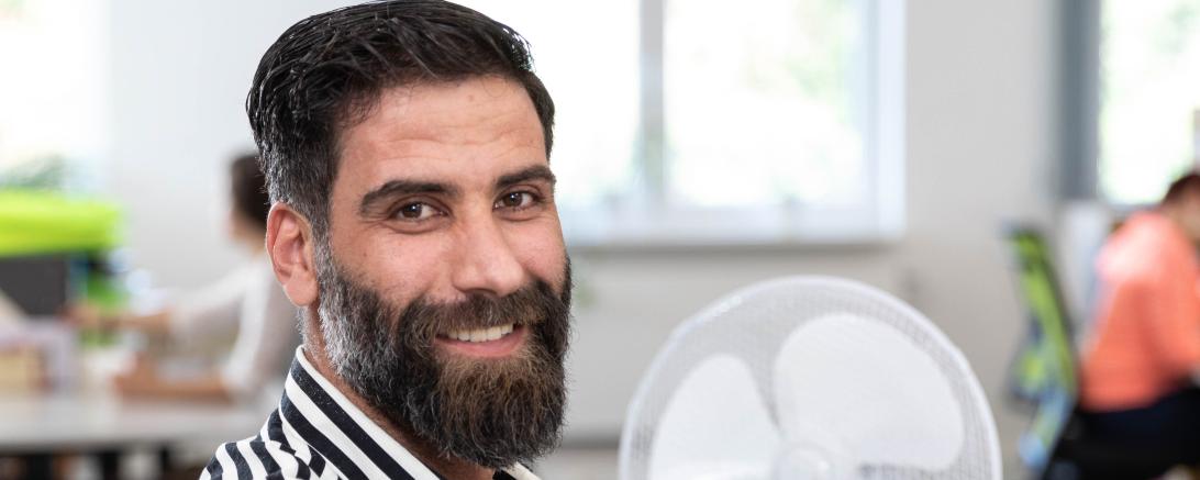 Bild mit Samer Al Kassar, Scan-Operator: „Ich bin gerne Teil von Frankenraster. Wir sind hier ein tolles Team. Meine Arbeit macht mir Spaß und hilft unseren Kunden, den Grundstein für die digitale Zukunft zu legen.“