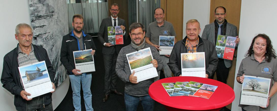 Über den gelungenen Jahresbegleiter freuen sich von links die Fotografen der Film- und Fotofreunde Oettingen Fritz Stengel, Michael Walter, Sparkassendirektor Michael Scholz, Josef Heckl, Rainer Raizner, Vereinsvorstand Thomas Schneid, Nikolaus Koberling (Teamleiter Marketing, Sparkasse) sowie Martina Grimm.