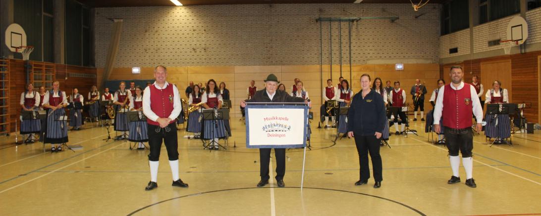Auf dem Bild zu sehen: Die Musikkapelle aus Deiningen und Otto Hoiwa