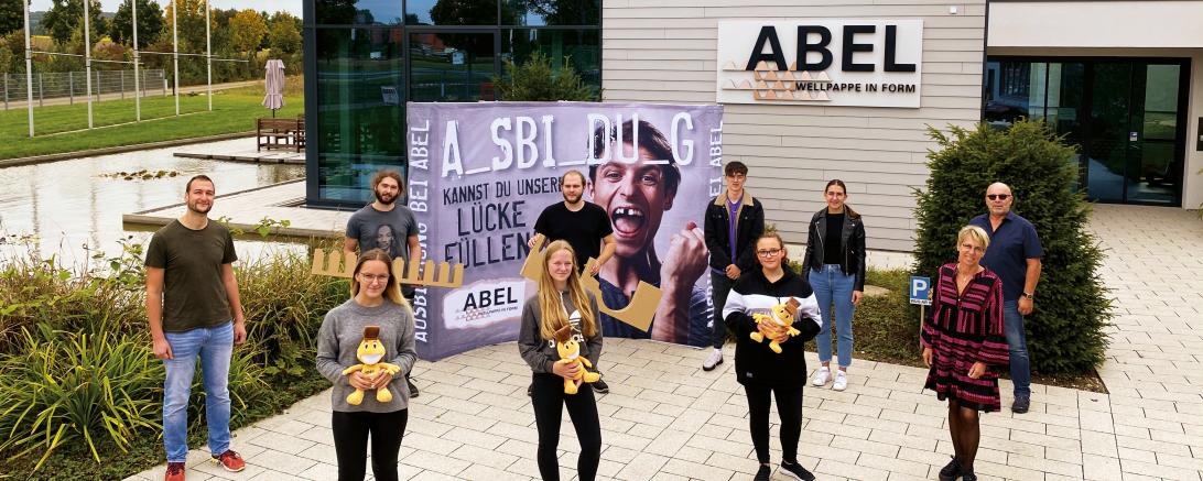 Bild von links nach rechts: Ausbildungsleiter Uwe Bachmann, Karyna Paliichuk (Industriekauffrau), André Seitz (Maschinen-/Anlagenführer), Michelle Schwarz (Industriekauffrau), David Seitz (Packmitteltechnologe), John Koch (Packmitteltechnologe), Ramona Busch (Industriekauffrau), Personalleiterin Johanna Roßmeißl und Birgit und Roland Abel (Geschäftsleitung).
