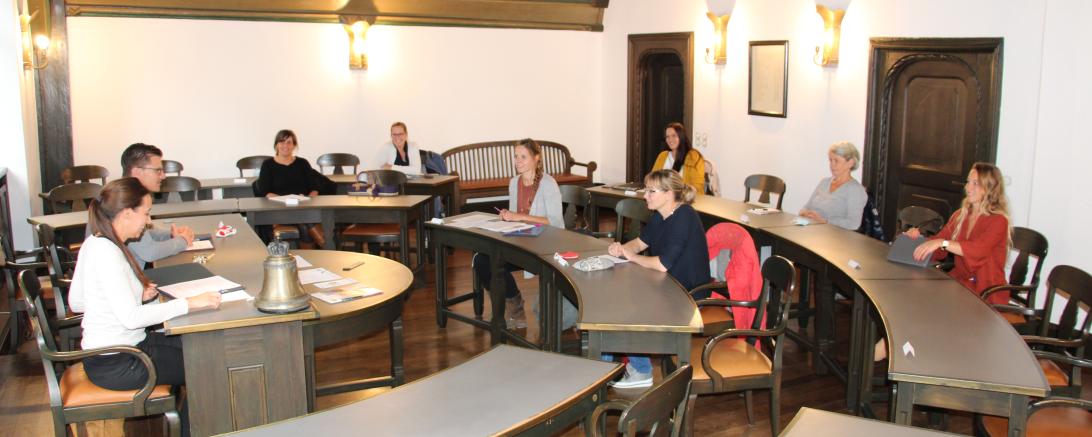 Auch für Oberbürgermeister Wittner war es die erste Sitzung im Sitzungsaal des Rathauses. Coronabedingt finden derzeit die Stadtratssitzungen und Ausschüsse im Stadtsaal „Klösterle“ statt. Der neuzusammengesetzte Projektbeirat Jugend mit OB David Wittner und den Damen der Stadtratsfraktionen sowie Margit Jeltsch (KJF-KJH), Martina Nagler (LRA) und der Gemeindlichen Jugendarbeiterin, Jana Niederlöhner