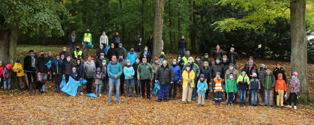 Die freiwilligen Helfer aus 10 Vereinen (Verband Christlicher Pfadfinder/-innen, Fischergilde Esarom, Eisenbahner Sportverein, Modelleisenbahnclub Nördlingen e. V., RSSC Nördlingen e. V., BÜNDNIS 90/DIE GRÜNEN, Schützengesellschaft Tell, 1. Schwimmverein Nördlingen, SPD Nördlingen, Fischereiverein Nördlingen e. V.) und Oberbürgermeister David Wittner